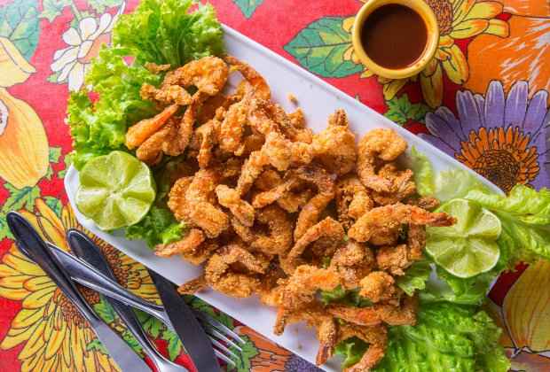 A nova entrada é o Camarão empanado crocante que acompanha molho adocicado de pitanga. Foto: Rafael Medeiros/Divulgação