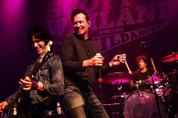 Weiland (em destaque) com sua última banda, The Wildabouts. (Foto: Facebook/Reprodução)/