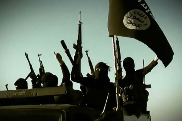 Captura de tela de v&iacute;deo de m&iacute;dia jihadista mostra combatentes do grupo Estado Isl&acirc;mico (EI), na prov&iacute;ncia de Anbar, Iraque. Foto: Al-Furqan Media/AFP/Arquivos/
