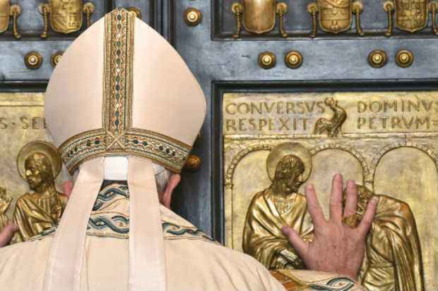 Ao fim da missa, o pont&iacute;fice abriu de forma solene e falando em italiano - e n&atilde;o em latim, como &eacute; tradi&ccedil;&atilde;o - a Porta Santa da bas&iacute;lica, que permanece fechada durante todo o ano. Foto: AFP VINCENZO PINTO/
