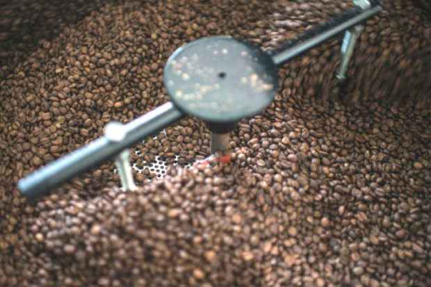 Gr&atilde;os de caf&eacute; s&atilde;o vistos em ind&uacute;stria no Rio de Janeiro. Foto: AFP CHRISTOPHE SIMON/