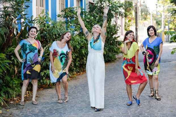 Dani assina quatro estampas, transformadas em vestidos e lenços. Foto: Andrea Rego Barros/Divulgação/ Dani assina quatro estampas, transformadas em vestidos e lenços. Foto: Andrea Rego Barros/Divulgação/