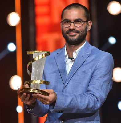 Gabriel Mascaro com o troféu em Marrakech