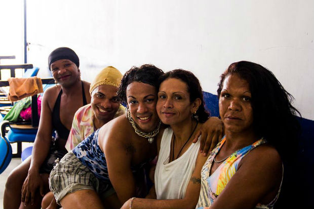 Lara Buitron e Vitor Lima, os diretores, focaram na singularidade das histórias pessoais e familiares das presidiárias que habitam a ala das dindas, deixando que elas protagonizam a cena. Foto: Dindas/Divulgação/ Lara Buitron e Vitor Lima, os diretores, focaram na singularidade das histórias pessoais e familiares das presidiárias que habitam a ala das dindas, deixando que elas protagonizam a cena. Foto: Dindas/Divulgação/