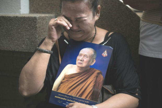 Uma mulher tailandesa segura um retrato do patriarca budista do país, Somdet Phra Nyanasamvara, ao lado de fora do hospital em que estava internado, em Bangcoc. Foto: AFP/Arquivos NICOLAS ASFOURI/ Uma mulher tailandesa segura um retrato do patriarca budista do país, Somdet Phra Nyanasamvara, ao lado de fora do hospital em que estava internado, em Bangcoc. Foto: AFP/Arquivos NICOLAS ASFOURI/