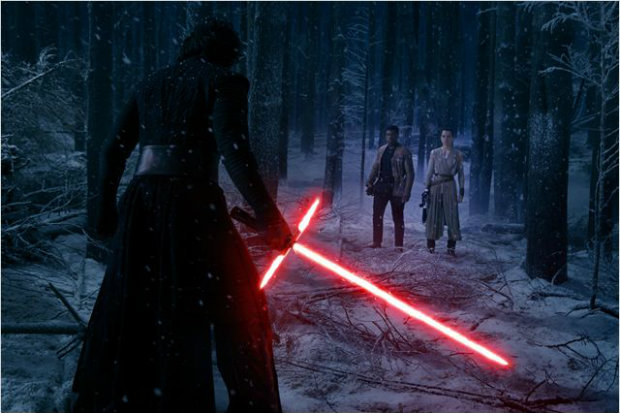 Vil&atilde;o Kylo Ren enfrenta Finn e Rey em cena de Star Wars: O Despertar da For&ccedil;a. Foto: Disney/Diuvlga&ccedil;&atilde;o/