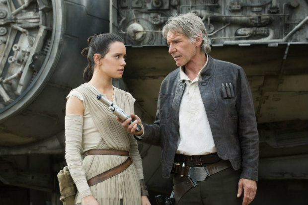 Rey (Daisy Ridley) e Han Solo (Harrison Ford) em cena de O Despertar da Força. Foto: Disney/Divulgação