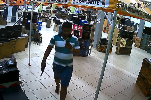 O suspeito aparece armado saindo de uma das lojas da Insinuante. Foto: reprodução circuito de segurança/ O suspeito aparece armado saindo de uma das lojas da Insinuante. Foto: reprodução circuito de segurança/