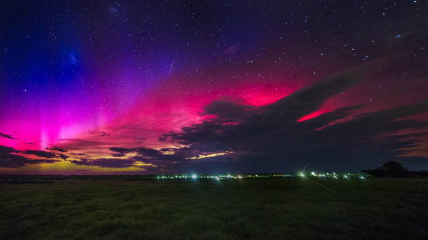 Fen&ocirc;meno &eacute; "irm&atilde;o" da Aurora Boreal, acontecendo em regi&otilde;es meridionais. (Foto: Lachlan Manley/Reprodu&ccedil;&atilde;o)/