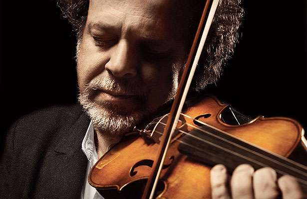 ''Sou t&atilde;o alucinado com m&uacute;sica de Natal que em novembro j&aacute; come&ccedil;o a escutar'', confessa o compositor e violinista Marcus Viana, que j&aacute; lan&ccedil;ou tr&ecirc;s &aacute;lbuns dedicados &agrave;s festas/Guilherme Cunha/Divulga&ccedil;&atilde;o