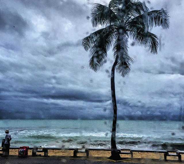 Boa Viagem amanheceu com céu nublado e chuvas. Foto: Jessyka Quintino/Instagram/Reprodução/