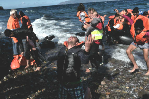 Migrante chora ao chegar à ilha grega de Lesbos, em 28 de outubro de 2015. Foto: AFP/Arquivos ARIS MESSINIS/ Migrante chora ao chegar à ilha grega de Lesbos, em 28 de outubro de 2015. Foto: AFP/Arquivos ARIS MESSINIS/
