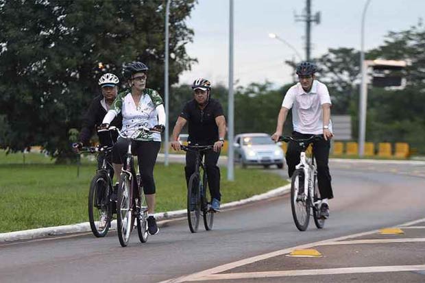 Três seguranças em bicicletas acompanharam a presidente. Foto: Ed Alves/CB/D.A. Press/