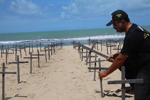Cruzes foram colocadas na Praia de Boa Viagem no ano passado para cobrar mais segurança no estado. Foto: Teresa Maia/DP/D.A Press/ Cruzes foram colocadas na Praia de Boa Viagem no ano passado para cobrar mais segurança no estado. Foto: Teresa Maia/DP/D.A Press/