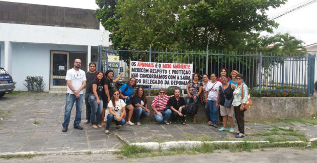 "Os animais e o meio ambiente merecem respeito e proteção. Não concordamos com a saída do delegado da Depoma%u201D, escreveram na faixa. Foto: WhatsApp/Cortesia/