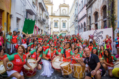 Grupo Quebra Baque se reúne em frente a sede, na Rua Tomazina, próximo a Igreja Madre de Deus. Foto: Reprodução/Site Oficial