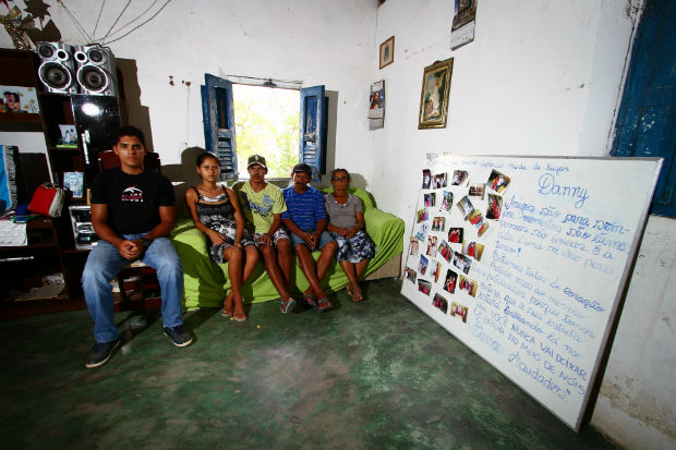Há dois anos, os moradores das aldeias não recebem água nas torneiras. Foto: Paulo Paiva/DP/ Há dois anos, os moradores das aldeias não recebem água nas torneiras. Foto: Paulo Paiva/DP/