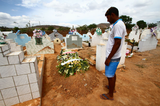 Danielle foi sepultada ontem, às 12h, no cemitério da aldeia indígena Pão de Açúcar. Foto: Paulo Paiva/DP/