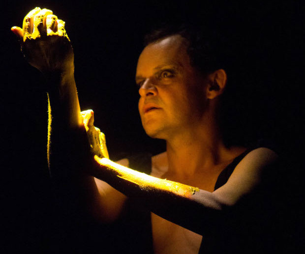 Ator transforma tragédia pessoal em peça íntegra e mostra amadurecimento inquestionável como artista. Foto: Marcos Hermes/Divulgação/ Ator transforma tragédia pessoal em peça íntegra e mostra amadurecimento inquestionável como artista. Foto: Marcos Hermes/Divulgação/