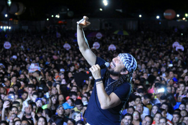 Bell Marques faz show sob fina chuva. Foto: Luiz Fabiano/Divulgação