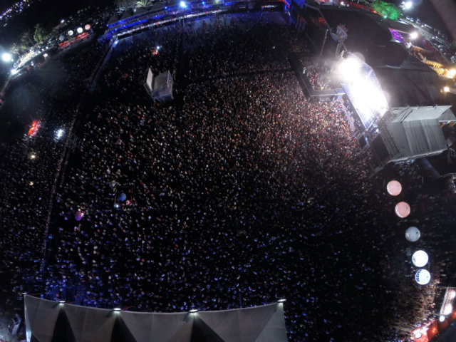 Chuva e ameaça de cancelamento não espanta público que lotou a segunda noite de shows do Tamandaré Fest. Foto: Luiz Fabiano/Divulgação