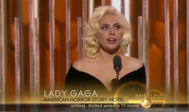 Famosa pelas roupas extravagantes, Gaga apostou em um discreto vestido preto. Foto: Golden Globes/Reprodução/Famosa pelas roupas extravagantes, Gaga apostou em um discreto vestido preto. Foto: Golden Globes/Reprodução Famosa pelas roupas extravagantes, Gaga apostou em um discreto vestido preto. Foto: Golden Globes/Reprodução/Famosa pelas roupas extravagantes, Gaga apostou em um discreto vestido preto. Foto: Golden Globes/Reprodução