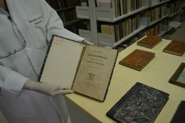 Obras raras como uma versão da Divina Comédia, de Dante Alighieri de 1887. Foto: Malu Cavalcanti / Esp. DP