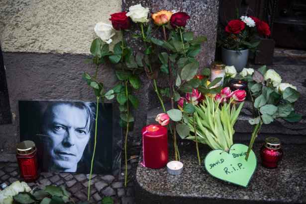 Homenagens a David Bowie são vistas fora de sua antiga casa em Berlim. Foto: Odd Andersen/AFP/ Homenagens a David Bowie são vistas fora de sua antiga casa em Berlim. Foto: Odd Andersen/AFP/