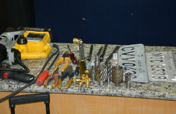 Foram apreendidas ferramentas, além de dinheiro e celular. Foto: Polícia Federal/Divulgação/ Foram apreendidas ferramentas, além de dinheiro e celular. Foto: Polícia Federal/Divulgação/