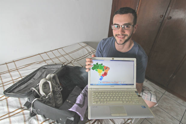 Thiago Chaves gosta de viajar sozinho e aproveita as promoções de companhias aéreas para comprar bilhetes com preços mais baixos. Foto: Roberto Ramos/DP/ Thiago Chaves gosta de viajar sozinho e aproveita as promoções de companhias aéreas para comprar bilhetes com preços mais baixos. Foto: Roberto Ramos/DP/