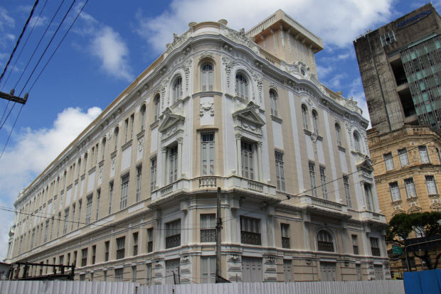 No pr&eacute;dio do Chantecler, constru&iacute;do no fimdo s&eacute;culo 19, funcionou um clube noturno. J&aacute; o Liceu de Artes e Of&iacute;cios de Pernambuco (ao lado) abrigou salas de aulas e hoje est&aacute; fechado. Foto: Karina Morais/Esp. DP/