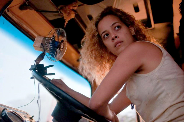 Maeve Jinkings interpreta motorista de caminh&atilde;o que transporta bois no agreste e no sert&atilde;o. Foto: Mateus S&aacute;/ Divulga&ccedil;&atilde;o/