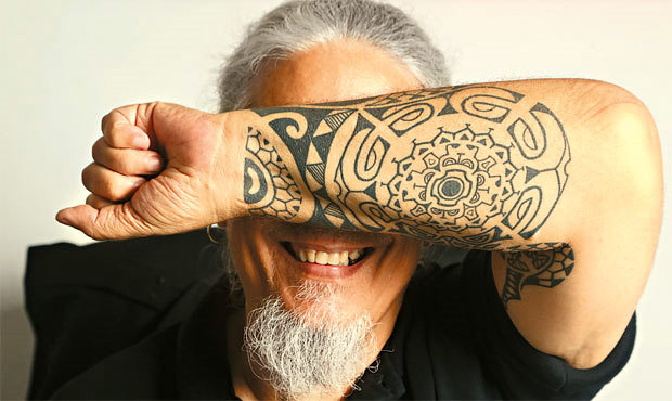 Fotógrafo Wilson Campos, de 60 anos, fez a primeira tattoo aos 40 e ainda pretende cobrir os dois braços. "Tem gente que ainda hoje me olha de forma atravessada". Foto: Hesíodo Goes/DP
Foto: Hesiodo Goes/ Fotógrafo Wilson Campos, de 60 anos, fez a primeira tattoo aos 40 e ainda pretende cobrir os dois braços. "Tem gente que ainda hoje me olha de forma atravessada". Foto: Hesíodo Goes/DP
Foto: Hesiodo Goes/