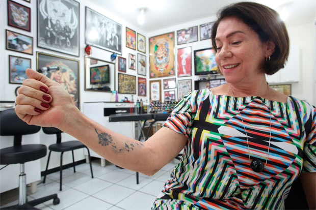 "Ora, a vida vai pintando a gente com manchas surgidas ao longo do tempo. Por que não posso me pintar do jeito que quero?", indaga Maria Cecília. Foto: Hesíodo Goes/ DP