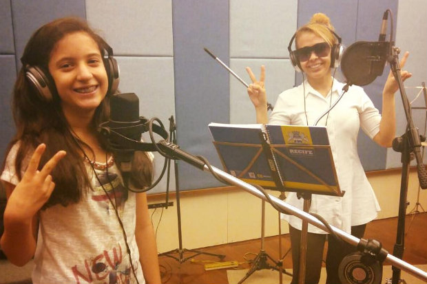 Joelma Calypso canta com a filha Yasmin, de 11 anos. Foto: Facebook/Reprodução