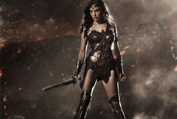 Gal Gadot com o uniforme completo da Mulher-Maravilha. Foto: Warner/Divulga&ccedil;&atilde;o/