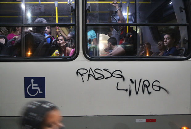 Estudantes protestaram após o aumento da passagem de ônibus, aprovado nesta segunda-feira. Foto: Hesíodo Goes/Esp. DP/ Estudantes protestaram após o aumento da passagem de ônibus, aprovado nesta segunda-feira. Foto: Hesíodo Goes/Esp. DP/