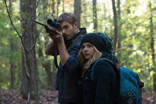 Cassie (Chlo&euml; Grace Moretz) tenta resgatar irm&atilde;o levado pelo ex&eacute;rcito. Foto: Entertainment/Reprodu&ccedil;&atilde;o/