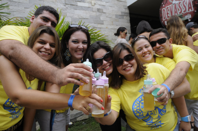 A turma do Acorda pra tomar gagau usa chupetas e mamadeiras no desfile. Foto: Especial para o Diario/DA Press/ A turma do Acorda pra tomar gagau usa chupetas e mamadeiras no desfile. Foto: Especial para o Diario/DA Press/