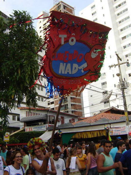Bloco Tô cumendo nada sai pelas ruas do Parque Santana, na Zona Norte. Foto: Reprodução/Facebook