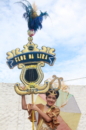 Andrezza segura o flabelo do bloco, no qual desfila desde os cinco anos. Foto: Brenda Alcântara/DP