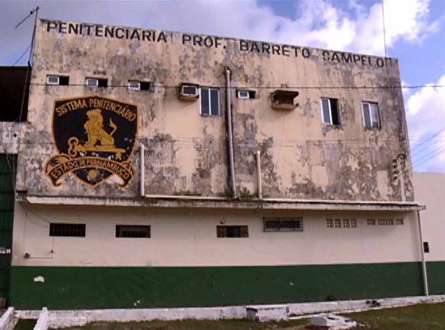 Os 14 foragidos estavam escondidos em uma casa na Rua Egimar Porf&iacute;rio de Menezes, no bairro do Pilar, em Itamarac&aacute;. TV Clube/Reprodu&ccedil;&atilde;o/