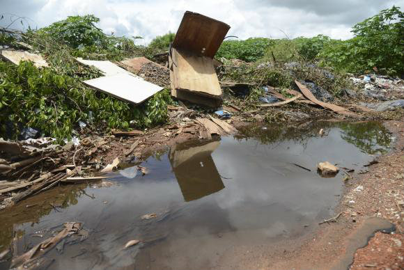 Moradores do Gama (DF) reclamam de &aacute;gua parada em dep&oacute;sito de lixo pr&oacute;ximo &agrave;s resid&ecirc;ncias. Local pode se tornar criadouro do mosquito Aedes aegypti - Foto: Jos&eacute; Cruz/Ag&ecirc;ncia Brasil/Jos&eacute; Cruz/Ag&ecirc;ncia Brasil