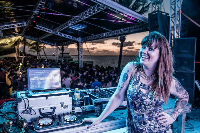 DJ Allana Marques é residente da festa Odara, na segunda-feira, no Catamaran. Foto: Maquina3/Divulgação/