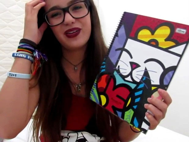 No vídeo, a menina mostra os materiais escolares que comprou para o ano de 2015. Foto: YouTube/Reprodução/