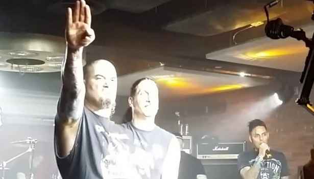 Phil Anselmo fez o gesto após apresentação em um evento para lembrar o guitarrista Dimebag Darrel. Foto: Facebook/Reprodução/