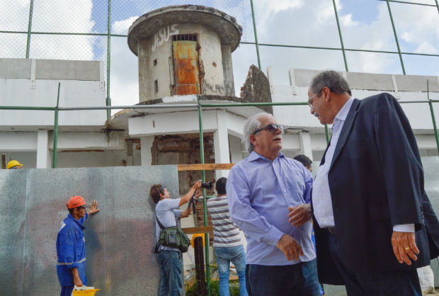 No momento, existe uma fenda em torno de 50 a 60 cent&iacute;metros em cima do muro. Foto: Fernando Portto/SJDH/