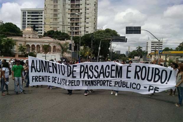Munidos com faixas, manifestantes pedem pela revogação do aumento das tarifas.
Foto: Rosália Vasconcelos/DP/ Munidos com faixas, manifestantes pedem pela revogação do aumento das tarifas.
Foto: Rosália Vasconcelos/DP/
