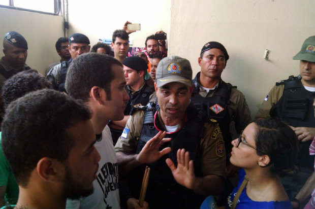 Os manifestantes estão nesse momento no prédio da Secretaria das Cidades.
Foto: Rosália Vasconcelos/DP