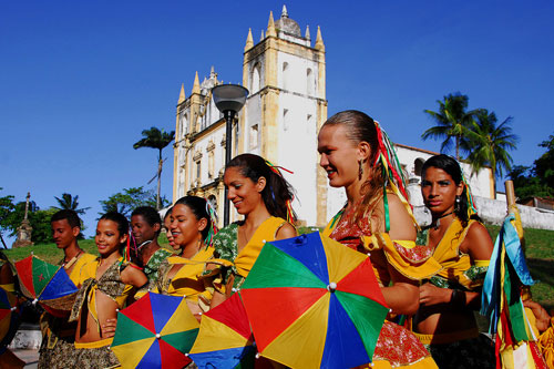 Passistas de frevo em frente à Igreja do Carmo. Foto: Passarinho/Prefeitura de Olinda.